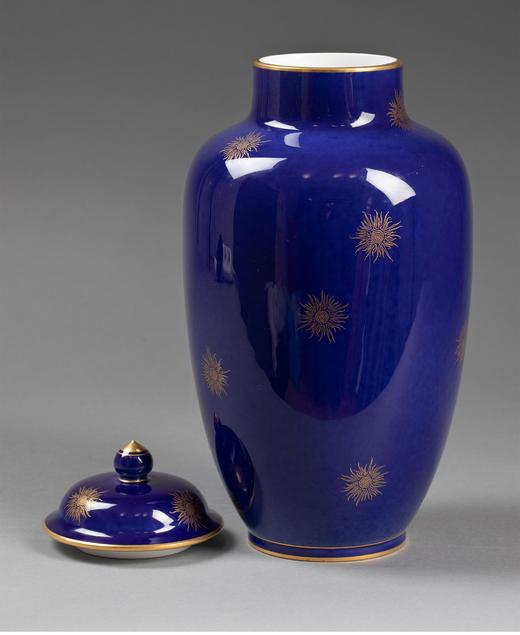 独角鹿西洋古董 1910年代法国御窑塞弗尔出品太阳花图案手绘描金装饰帝王蓝釉带盖瓷瓶 商品图2