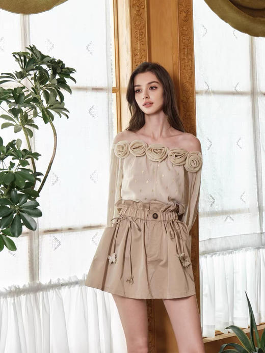 手工花朵露肩杏色金丝上衣 商品图2