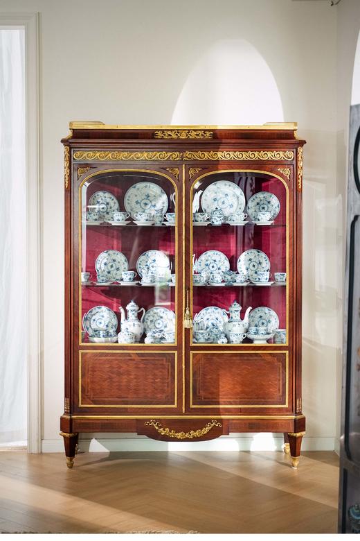 独角鹿西洋古董 古董家具 路易十六风格卷叶纹铜鎏金精雕装饰细木镶嵌玻璃柜陈列柜 商品图2