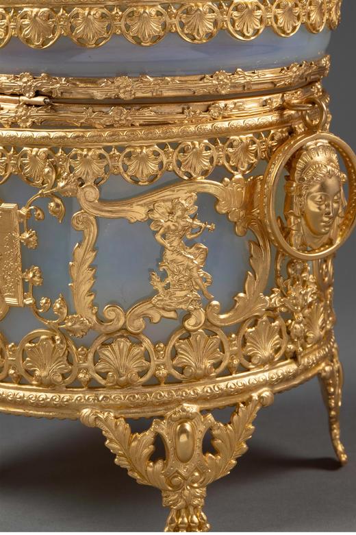 独角鹿西洋古董 19世纪末法国出品古典女神主题铜鎏金精雕装饰乳色欧泊水晶珍宝盒 商品图5