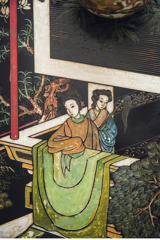 【已售】独角鹿西洋古董 19世纪末中国出品庭院仕女主题黑地款彩雕漆硬木矮桌几 商品图4