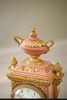 独角鹿西洋古董 1890年代法国出品路易十六风格胜利奖杯主题铜鎏金精雕装饰粉色大理石座钟烛台三件套 商品缩略图3
