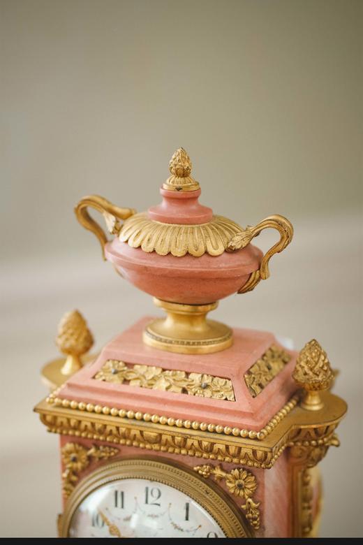 独角鹿西洋古董 1890年代法国出品路易十六风格胜利奖杯主题铜鎏金精雕装饰粉色大理石座钟烛台三件套 商品图3
