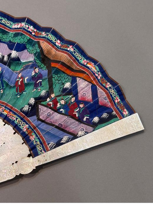 独角鹿西洋古董 中国古董 母贝精雕扇骨装饰官邸人物主题纸本彩绘双扇面折扇 商品图2