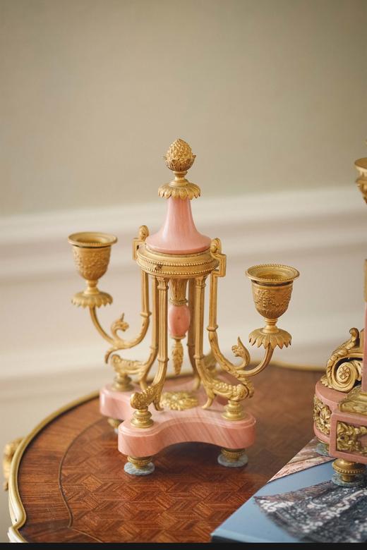 独角鹿西洋古董 1890年代法国出品路易十六风格胜利奖杯主题铜鎏金精雕装饰粉色大理石座钟烛台三件套 商品图5