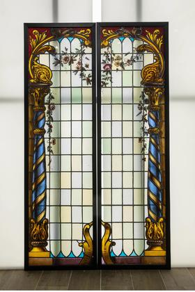 独角鹿西洋古董 19世纪末法国出品古典立柱与花蔓主题彩绘玻璃花窗一对