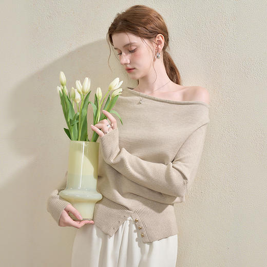 西遇气质露肩针织衫女2025秋季新款开叉下摆设计感斜肩收腰毛衣V3355194 商品图2