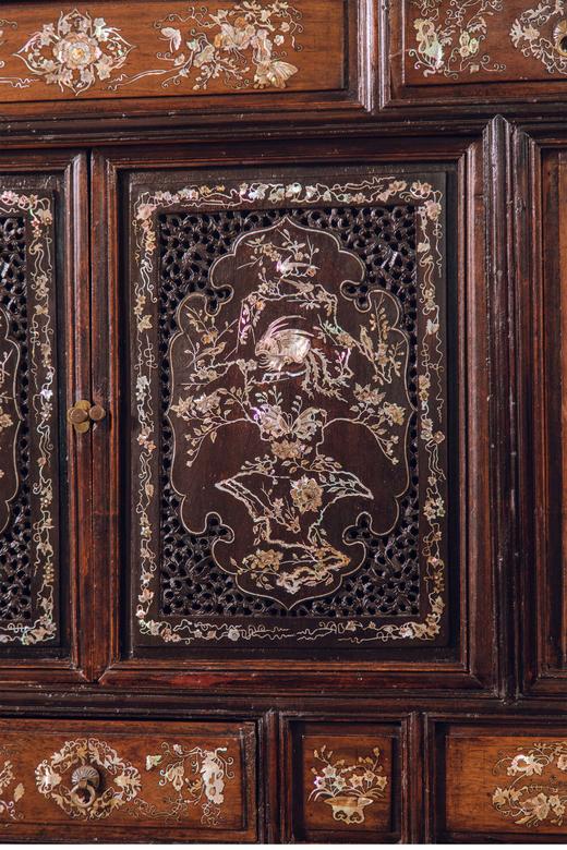 【已售】独角鹿西洋古董 中国出品花梨木精雕装饰鸟蝶繁花主题螺钿镶嵌边柜 商品图4