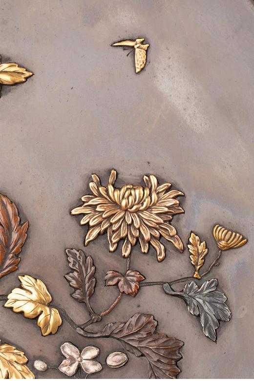 独角鹿西洋古董 日本明治时期出品猫头鹰与雅菊主题镀金银精雕装饰赤铜赏盘摆件 商品图6