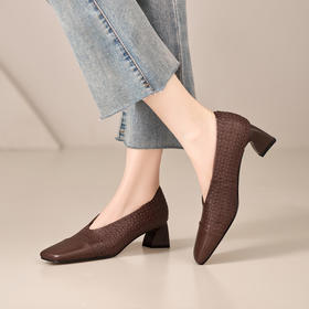 【预售5天】经典舒适5cm高跟鞋女春秋粗跟单鞋头层压花羊皮舒适一脚蹬皮鞋MBJR&6938