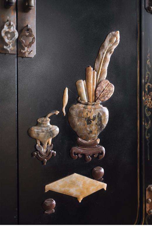 【已售】独角鹿西洋古董 中国出品博古清供主题寿山石镶嵌黑漆描金边柜 商品图3