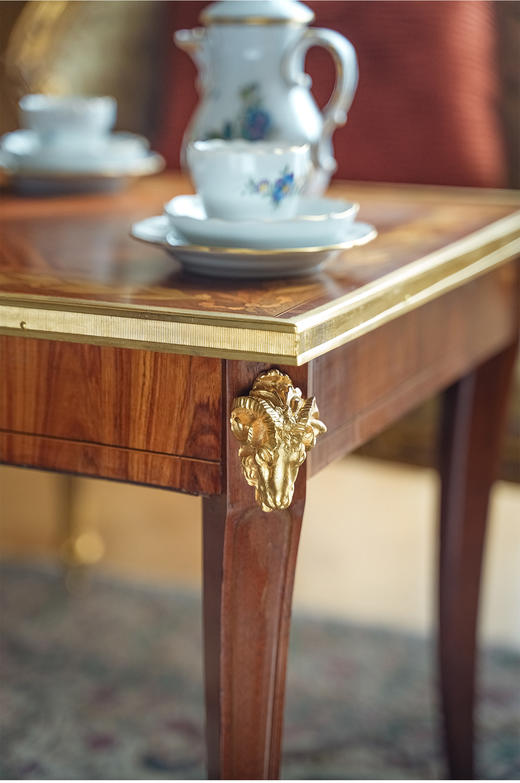 独角鹿西洋古董 法国出品路易十六风格羊首造型铜鎏金精雕装饰叶纹花卉主题细木镶嵌桃花芯木边桌 商品图4