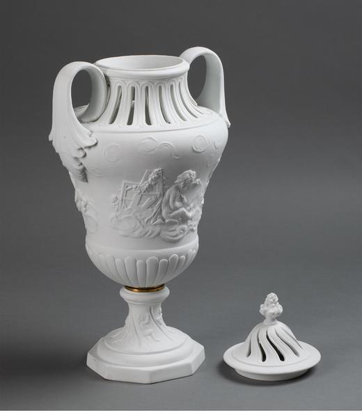 独角鹿西洋古董 法国出品绘画小天使主题素胎瓷浮雕及镂雕双耳带盖赏瓶家居摆件一对 商品图2