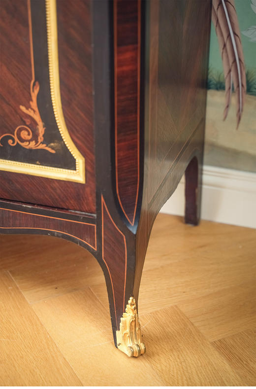 独角鹿西洋古董 法国家具工坊Krieger出品路易十六风格铜鎏金雕饰细木镶嵌玻璃展柜/边柜 商品图5