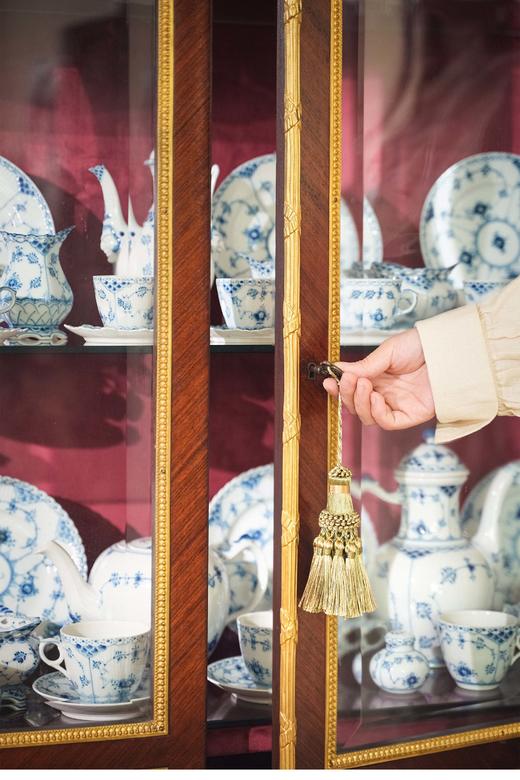 独角鹿西洋古董 古董家具 路易十六风格卷叶纹铜鎏金精雕装饰细木镶嵌玻璃柜陈列柜 商品图3