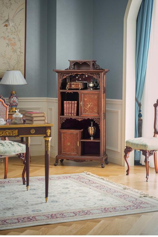 独角鹿西洋古董 19世纪末法国出品VIARDOT东方风格花鸟飞蝶主题梧桐木精雕多宝阁式展柜 商品图0