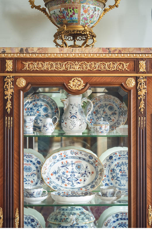 【已售】独角鹿西洋古董 法国家具名坊林克出品路易十六风格铜鎏金精雕装饰花卉乐器主题细木镶嵌玻璃展柜 商品图4