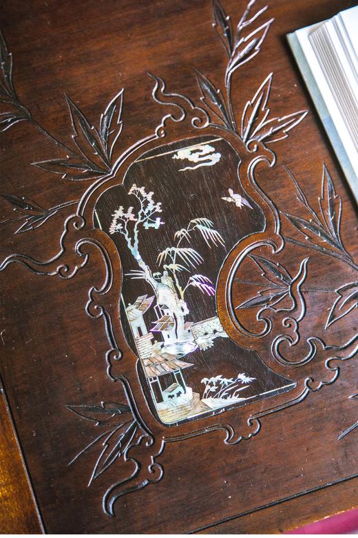 独角鹿西洋古董 VIARDOT东方风格宅院人物与花卉主题铜鎏金装饰母贝镶嵌梧桐木精雕写字桌 商品图5