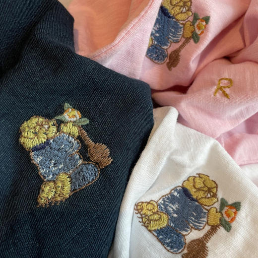 一万个信心推荐！品牌单！2025天然植物印染后背小熊刺绣圆领长袖T恤女款！ 商品图2