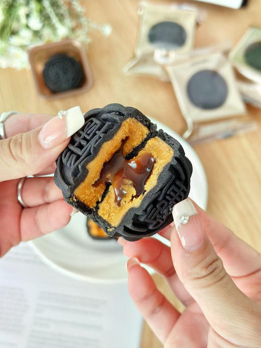 月饼界的高级黑🥮丘田无声 黑松露流心奶黄月饼上线💥听我的 今年的送款这个中秋送礼选TA赢麻了💯 一口香迷糊口口香甜，馅料绵密不腻‼  商品图5