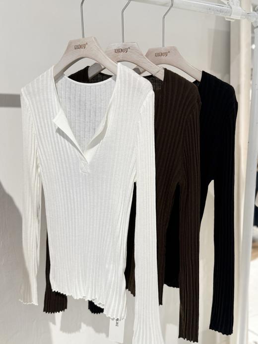 【门店同款】ENJOY秋季“光阴序语”V领坑条针织上衣 165804402 商品图2