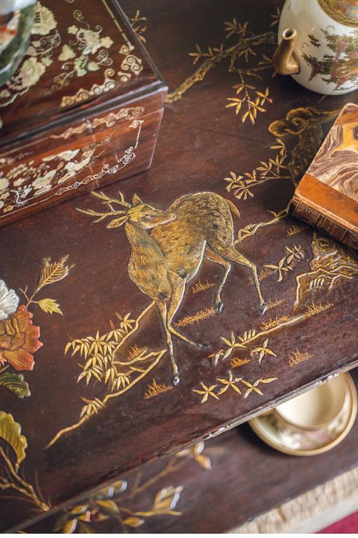 独角鹿西洋古董 1880年代法国出品东方风格福禄富贵主题黑地款彩雕漆双层硬木桌几 商品图3