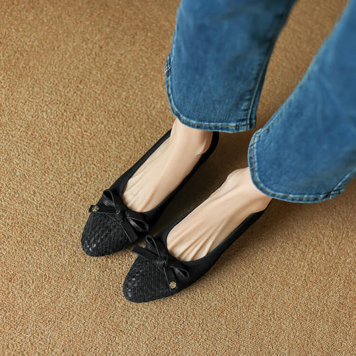 【预售5天】秋新款编织羊皮圆头拼色金属花朵蝴蝶结浅口坡跟单鞋女DTN&D139-9 商品图4