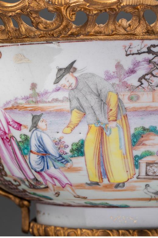独角鹿西洋古董 19世纪法国出品天使藤蔓主题铜鎏金精雕双耳及底座嵌传统园邸人物主题中国广彩瓷潘趣酒碗 商品图1