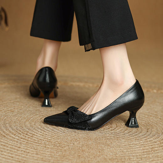 【预售5天】蝴蝶结绝美轻时尚新款尖头粗跟高跟一脚蹬精致浅口单鞋MLS&A1048 商品图1