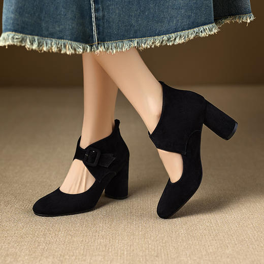 【预售5天】法式羊琼皮镂空性感短靴女春秋新款圆头粗跟高帮单鞋高跟气质踝靴MNLS&D2551 商品图3