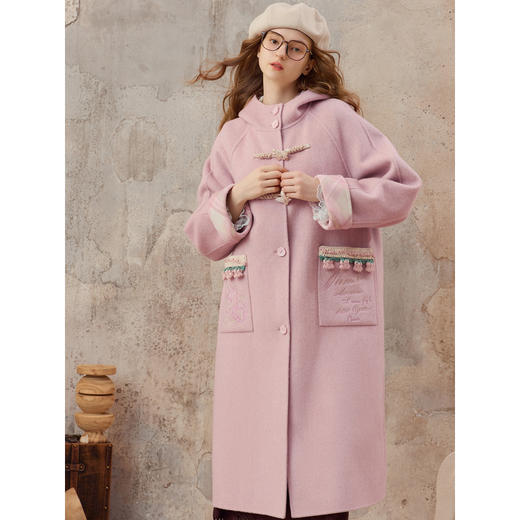 【暖冬内购】两三事 恋恋笔记 2025秋冬新款手钩花刺绣口袋牛角扣连帽毛呢外套 商品图2