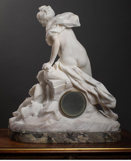 独角鹿西洋古董 19世纪意大利雕塑家Jacques Boero签名创作丘比特与普绪克主题大理石雕塑装饰铜鎏金珐琅表盘座钟 商品图2