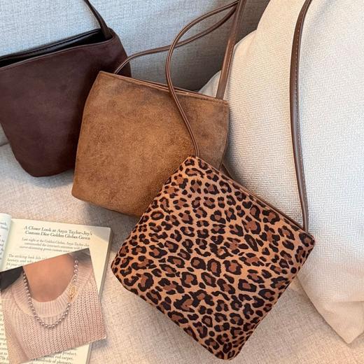 优选丨【捡漏福利款！】SOOKIE 复古麂皮绒水桶包 三色可选，复古经典，酷飒又时髦，出行百搭包；皮革+麂皮绒面料，品质感满满；磁吸扣设计，开合超方便；单肩斜挎都可以 商品图0