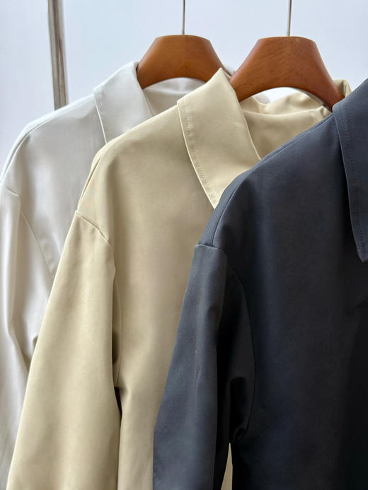 澄鱼生活秋季薄款气质休闲风衣 袖口撞色竖条纹设 计打破单调 松弛高级 经典小翻领修饰脖颈线条 藏肉不显肩 商品图6