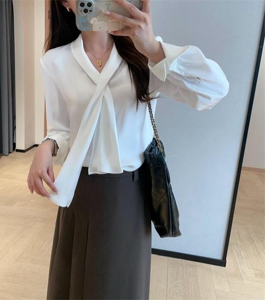 优雅轻奢飘带垂坠丝滑缎面V领OL温柔衬衫 商品图7