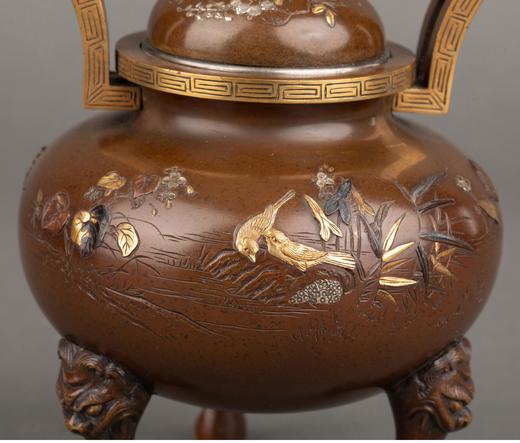 独角鹿西洋古董 1880年代日本明治时期出品楼阁鹤鸟主题镀金银精雕装饰麒麟顶盖及兽纹三足底座赤铜香炉 商品图4