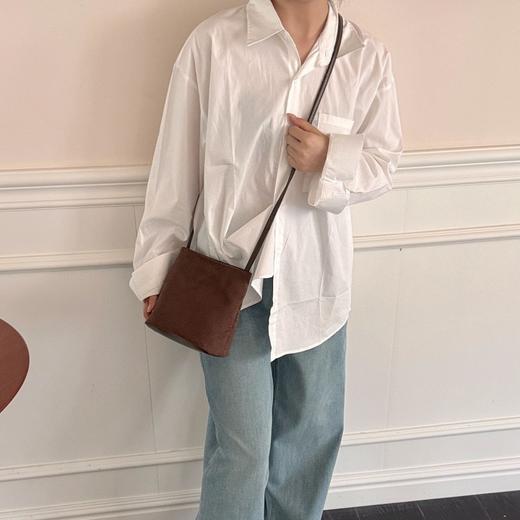 优选丨【捡漏福利款！】SOOKIE 复古麂皮绒水桶包 三色可选，复古经典，酷飒又时髦，出行百搭包；皮革+麂皮绒面料，品质感满满；磁吸扣设计，开合超方便；单肩斜挎都可以 商品图3