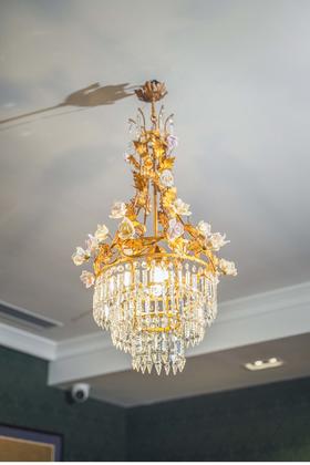 【已售】独角鹿西洋古董 花卉造型瓷雕装饰繁枝卷叶主题铜鎏金精雕水晶吊灯