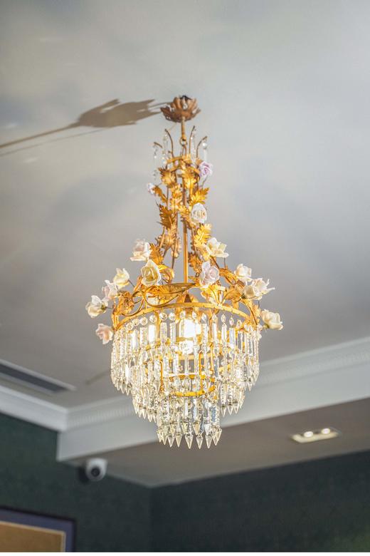 【已售】独角鹿西洋古董 花卉造型瓷雕装饰繁枝卷叶主题铜鎏金精雕水晶吊灯 商品图0