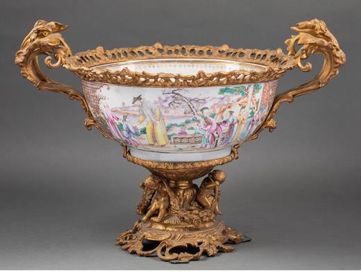 独角鹿西洋古董 19世纪法国出品天使藤蔓主题铜鎏金精雕双耳及底座嵌传统园邸人物主题中国广彩瓷潘趣酒碗 商品图0