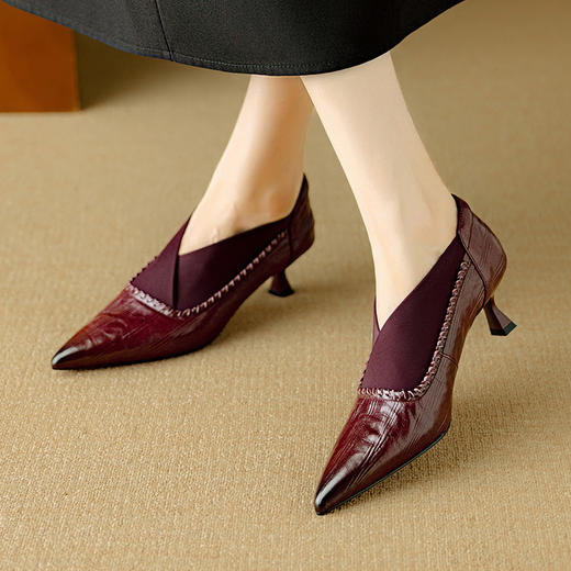 【预售5天】时尚酒红色尖头飞织拼接V口及裸靴法式通勤单鞋气质小跟高跟鞋女DB&M6577 商品图1