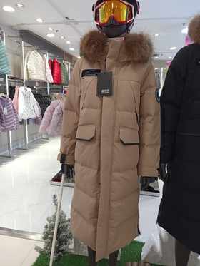 2楼雪中飞羽绒服