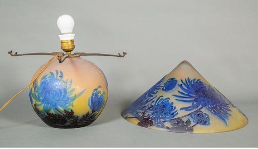 独角鹿西洋古董 20世纪初法国新艺术时期南锡派艺术家Émile Gallé签名创作蓝菊花主题浮雕玻璃台灯 商品图1