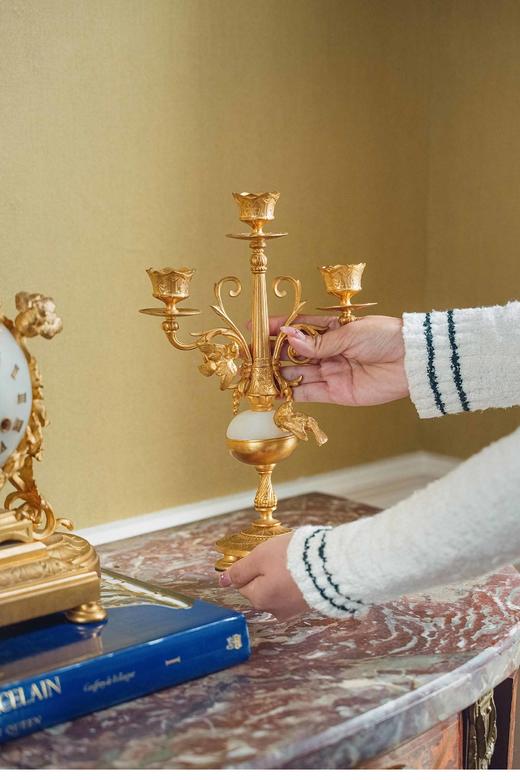 独角鹿西洋古董 1880年代法国出品路易十五风格飞鸟花叶造型铜鎏金精雕装饰白色大理石座钟烛台三件套 商品图2