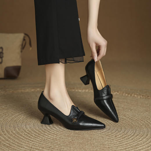 【预售5天】小众高级感女鞋真皮尖头法式女鞋复古百搭金属扣高跟鞋MLS&A1038 商品图0