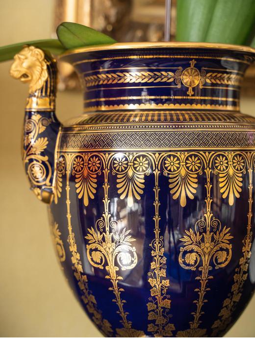 【已售】独角鹿西洋古董 1971年代法国御窑塞弗尔签名出品伊特鲁尼亚风格双狮主题手绘描金装饰帝王蓝釉花瓶一对 商品图3