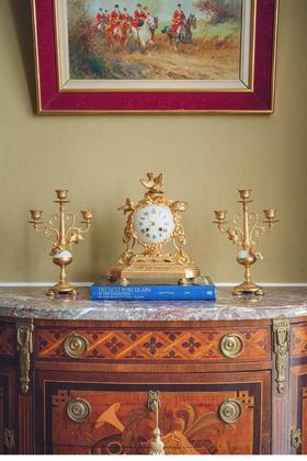 独角鹿西洋古董 1880年代法国出品路易十五风格飞鸟花叶造型铜鎏金精雕装饰白色大理石座钟烛台三件套