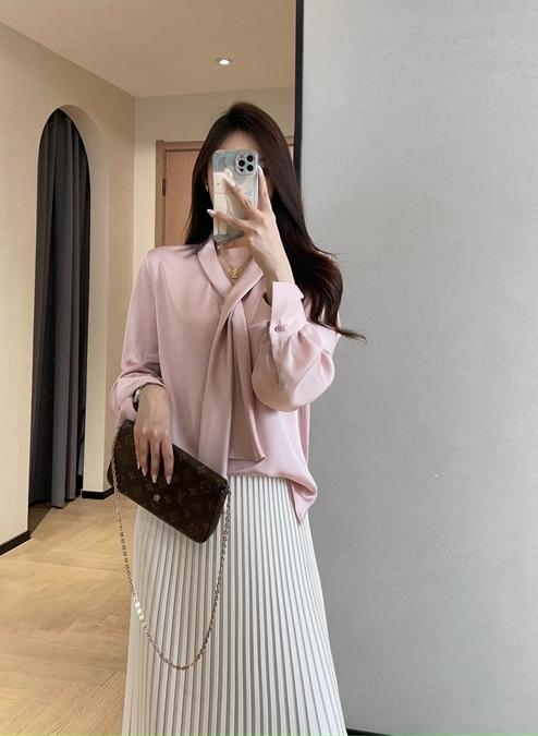 优雅轻奢飘带垂坠丝滑缎面V领OL温柔衬衫 商品图1