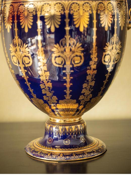 【已售】独角鹿西洋古董 1971年代法国御窑塞弗尔签名出品伊特鲁尼亚风格双狮主题手绘描金装饰帝王蓝釉花瓶一对 商品图4