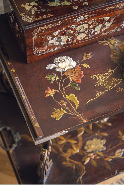 独角鹿西洋古董 1880年代法国出品东方风格福禄富贵主题黑地款彩雕漆双层硬木桌几 商品图2